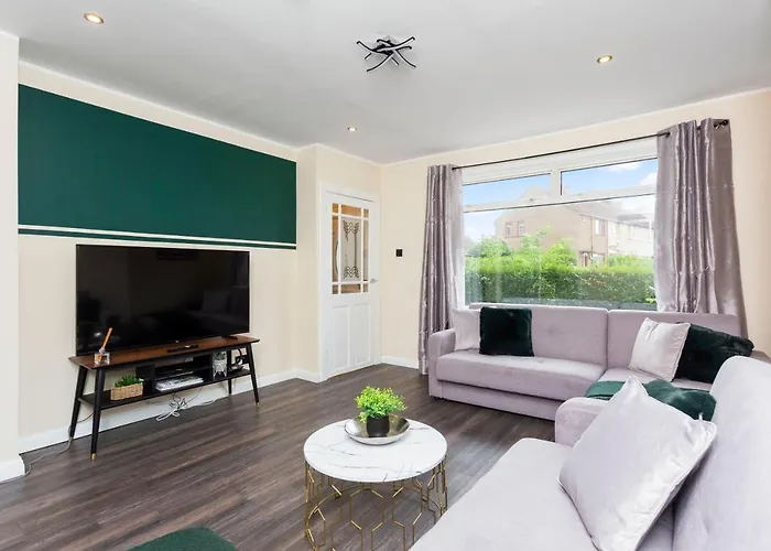 Stylish 3 Bed Edinburgh Abode-Parking And Garden