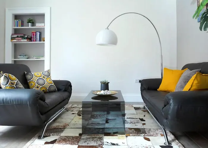 Bright 2 Bedroom Flat Next To Meadows Park