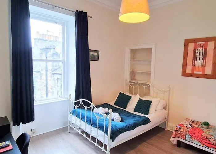 Spacious Ensuite Rooms In Edinburgh City Centre - Five Star Amenities - Excellent Location