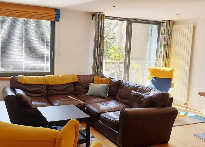 Altido Alluring 3Br Apt Near The Centre With Parking