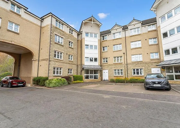 Modern 1Br Flat - Free Parking + Lift