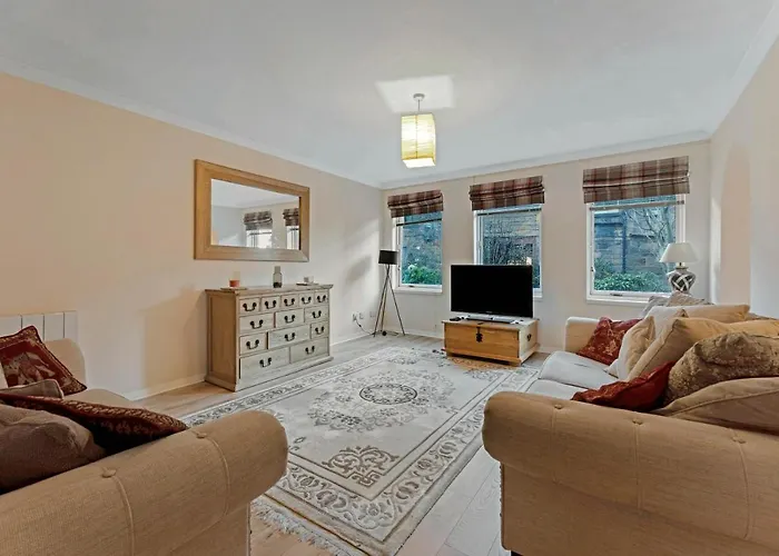 Elegant & Unique Getaway - Spacious 3 Bedroom, 2 Bathroom City Centre Apartment - Free Allocated Parking.