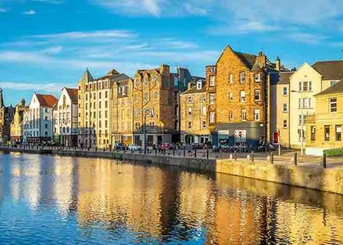 Spacious 2 Bed, 2 Bath Apartment -The Shore, Leith