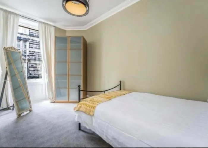Spacious & Comfortable 3 Bedroom Apartment - Near City Centre - Free Parking Available - Sleeps Up To 5 Guests