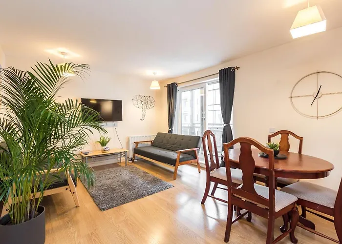 Elegant 2 Bedroom City Centre Apartment - Free Parking - Private Balcony