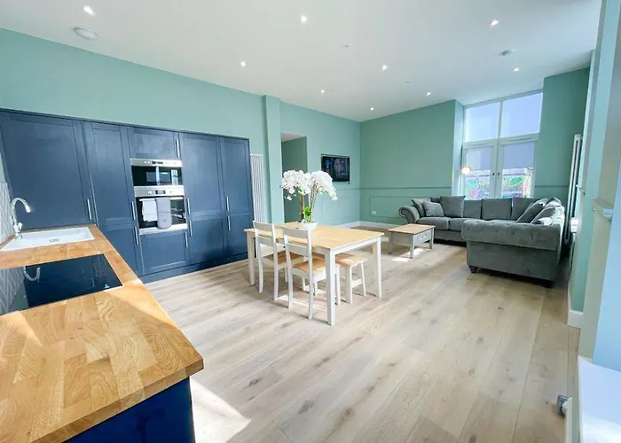 Beautiful 2Br, Private Entry In Vibrant Leith