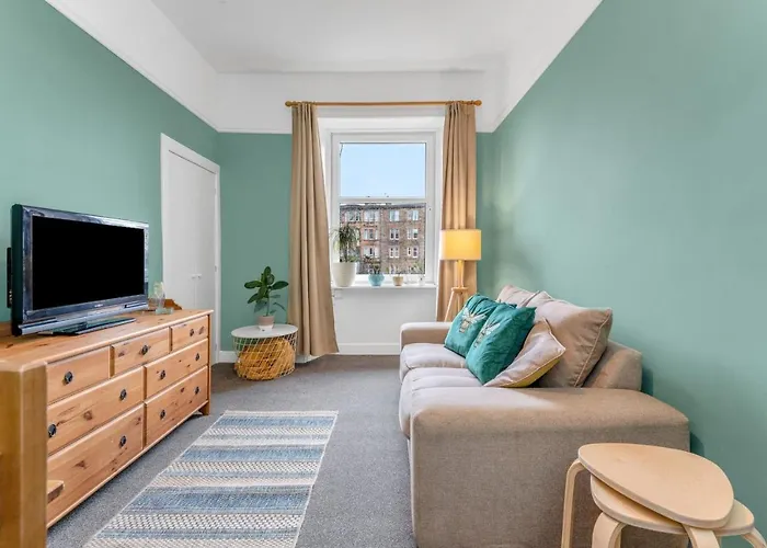 Bright And Quiet Edinburgh Home