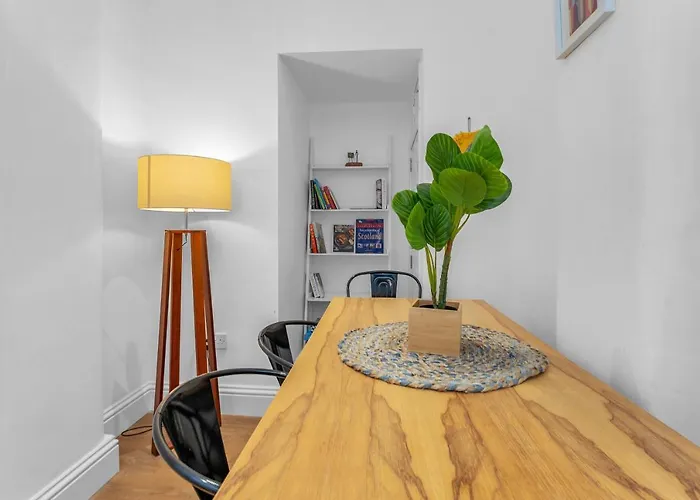 Cheerful Stays - Jamson Pl 3 Bed Apartment