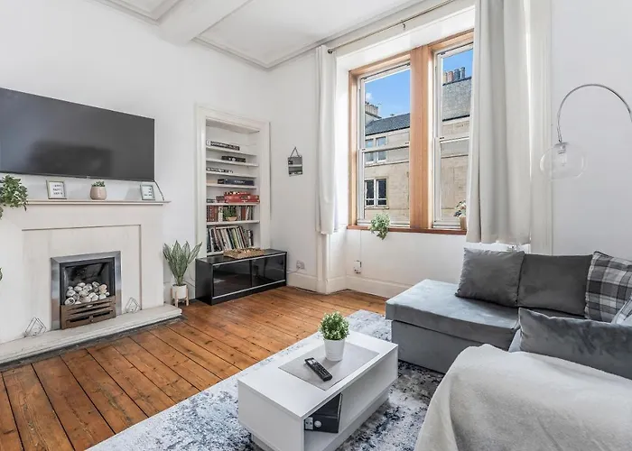 Central City Centre 2 Bedroom Flat - Close To Haymarket Train Station.