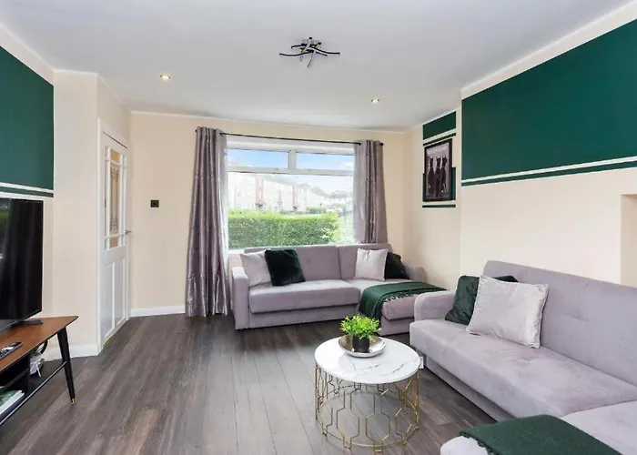 Stylish 3 Bed Edinburgh Abode-Parking And Garden