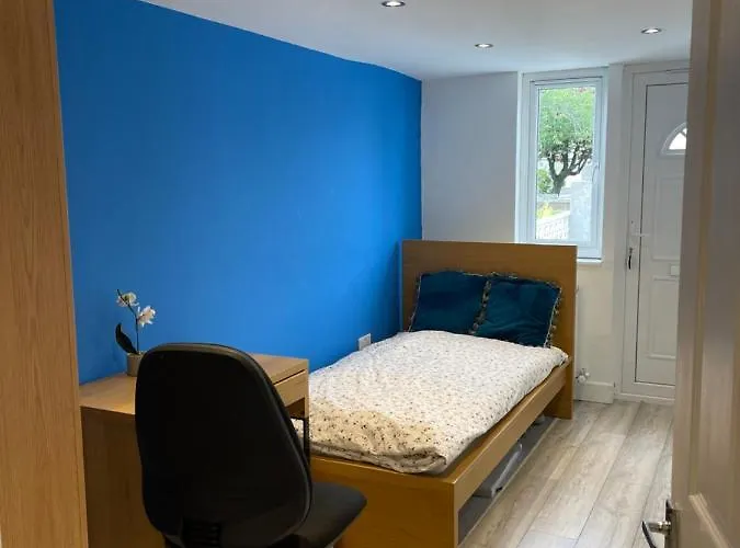 One Bedroom In Spacious Bungalow, Free Parking & Private Entrance