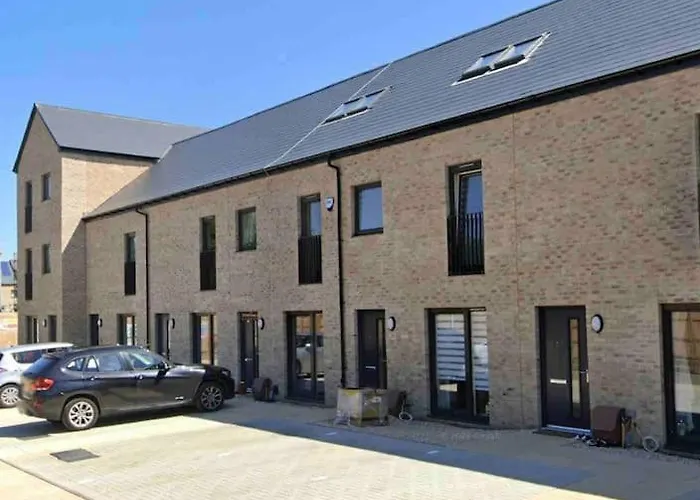 Modern 3 Bed Villa With Free Parking And Garden Close To City Center And Edinburgh Airport