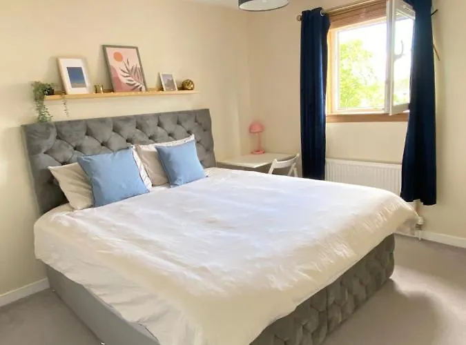 Cozy Bedroom In Shared Accommodation With Free Parking