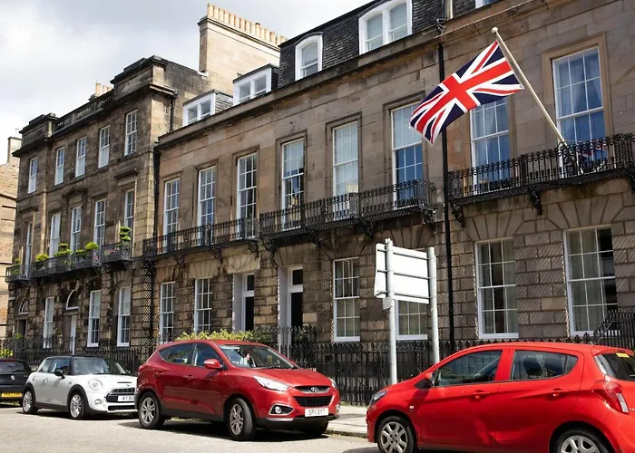 Elegant & Sunny 2Bd Basement Stay, Edinburgh!