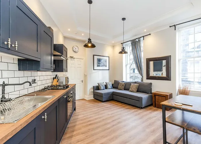Traditional 3 Bedroom Quiet Duplex Flat By High St, Trams And Buses - Just 1-5 Miles To Centre
