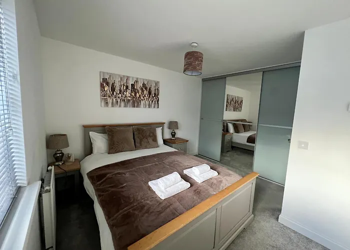 Beautiful 4-Bedroom House With Private Garden & Parking