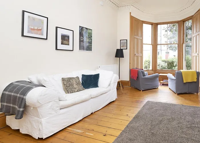 Joivy 3-Bed Meadows Flat Near Castle