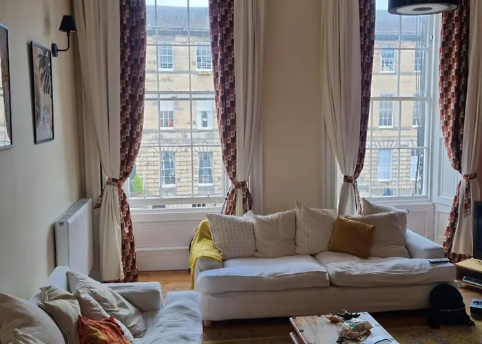 3 Double-Bed Georgian Apartment In Prime Location