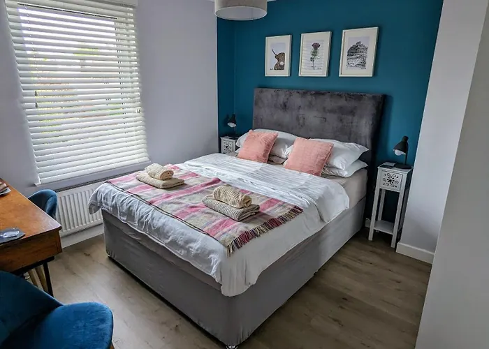 Cosy Guest Room In A Family Home With Free Parking