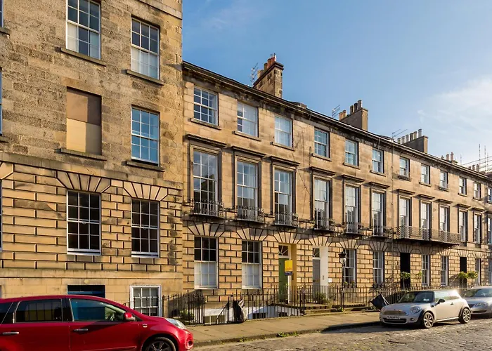 Light And Spacious 2 Bedroom Flat In Heart Of Edinburgh