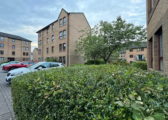 Two Bedroom Flat Close To Meadows With Free Parking