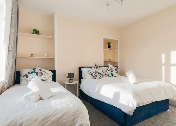 2 Bed Property, Sleeps 5, Free Parking, Near City Centre