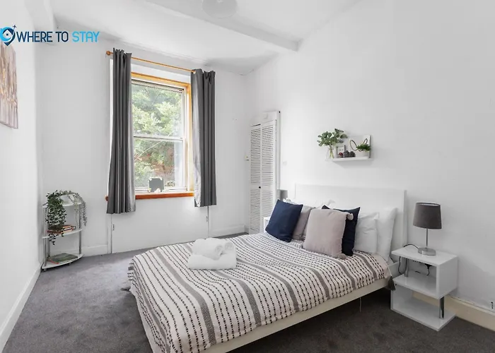 2 Bed Apartment - 7 Min Walk Train Station