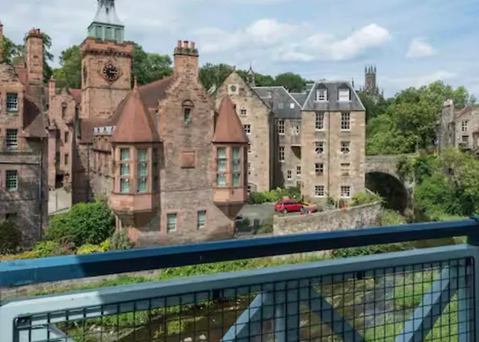 - Edinburgh - Apartment With Balcony And Free, Secure Garage Parking