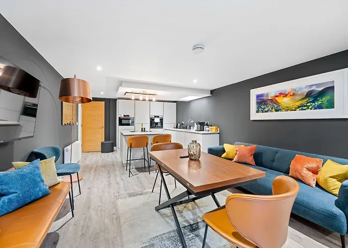 Righ Properties - Luxury West End Artisan Apartment