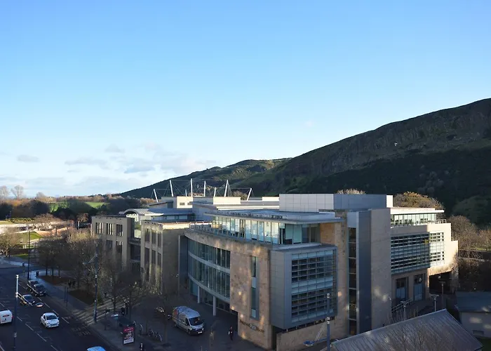Holyrood Park - Carparking Included!