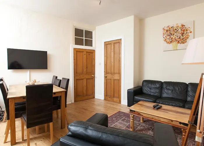 Cozy Apartment Beside Edinburgh Castle!!!