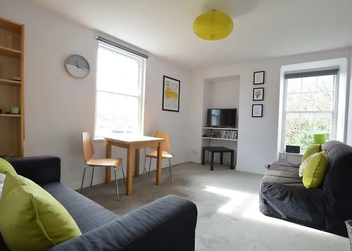 The Bolthole - Fantastic Old Town Location!