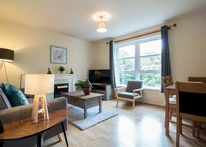 Bright & Tranquil Apartment Near City Centre With Free Parking!