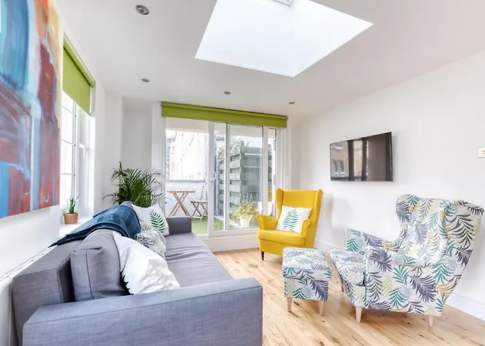 Central Bright 3 Bed Flat With Pool & Parking