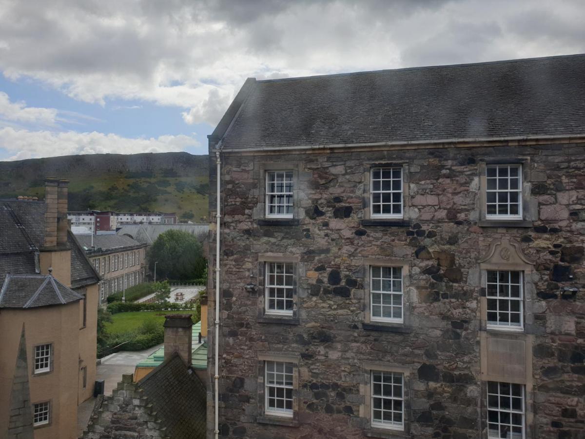 Canongate - Spacious And Historic 2 Bed Flat On Royal Mile Apartment Edinburgh