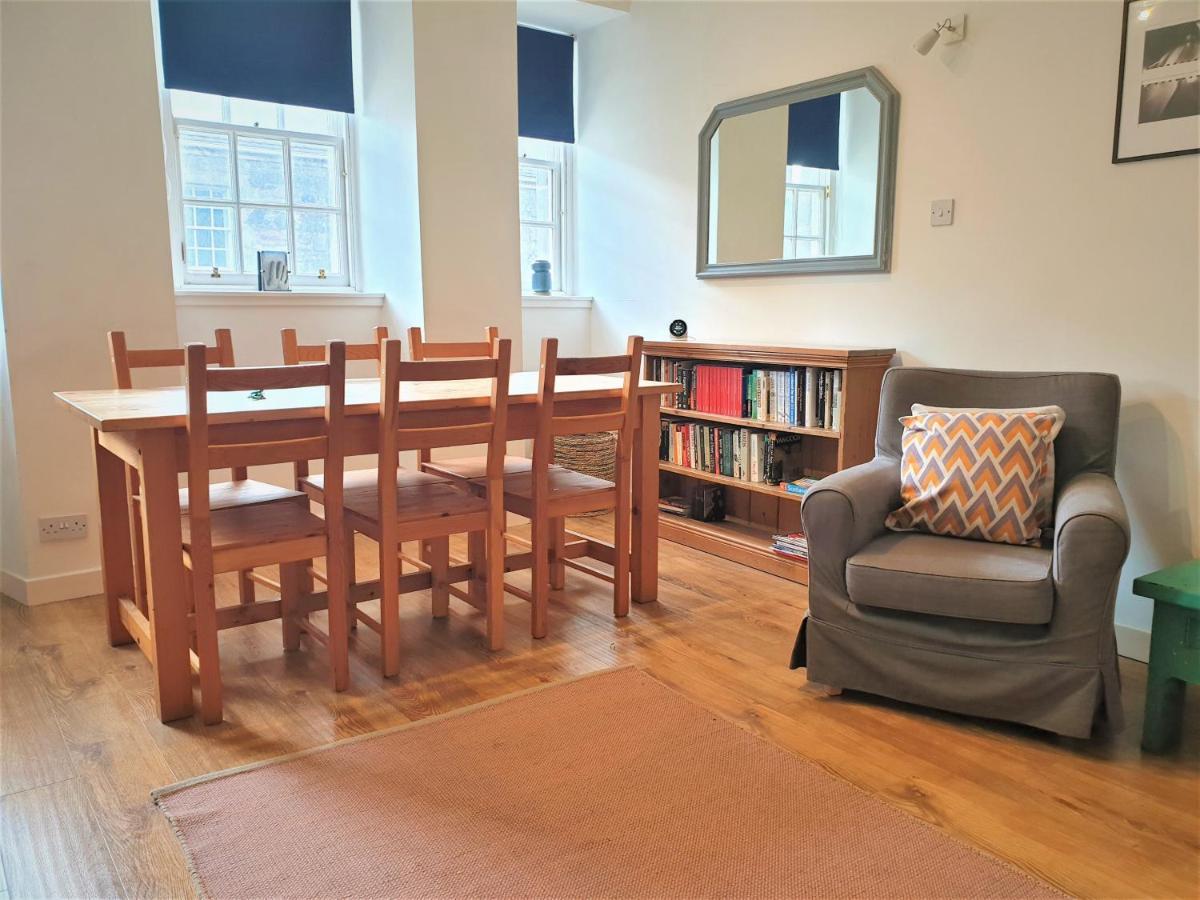 Canongate - Spacious And Historic 2 Bed Flat On Royal Mile