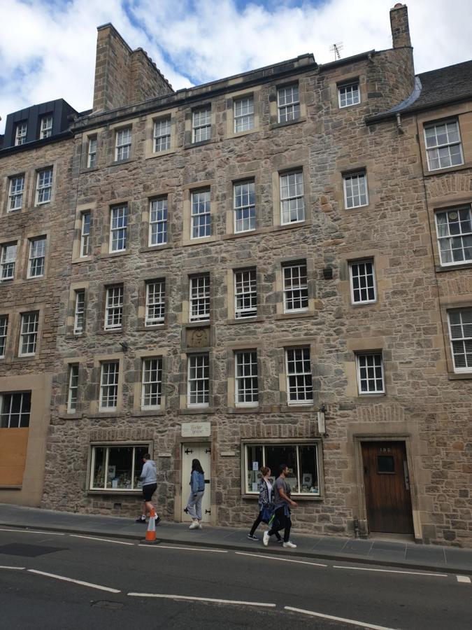 Canongate - Spacious And Historic 2 Bed Flat On Royal Mile Edinburgh