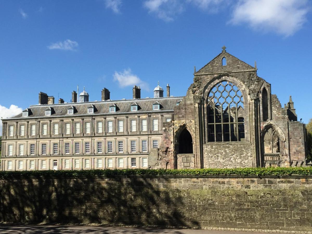 Next Door To Holyrood Palace And Arthur's Seat Couette-café *