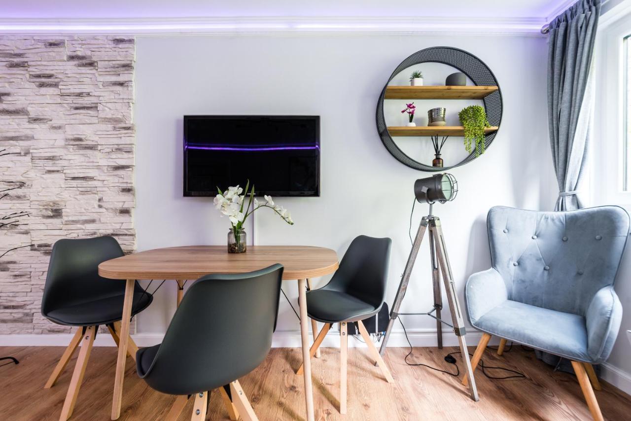Centre Stylish With Free Parking Apartment