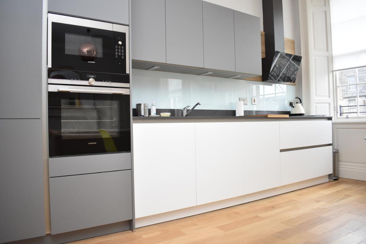 Bernard St - Bright And Spacious 1 Bed At The Shore! *