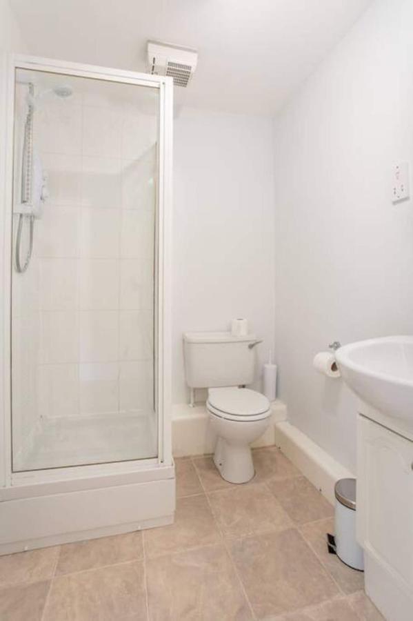 Dicksonfield - Modern 2 Bed, 2 Bath Close To Centre *