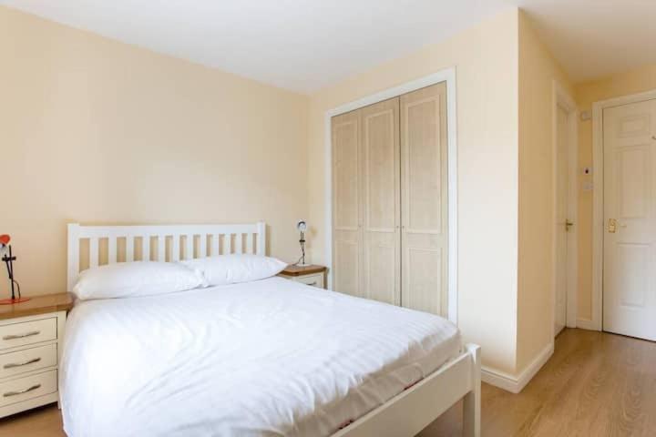 Dicksonfield - Modern 2 Bed, 2 Bath Close To Centre