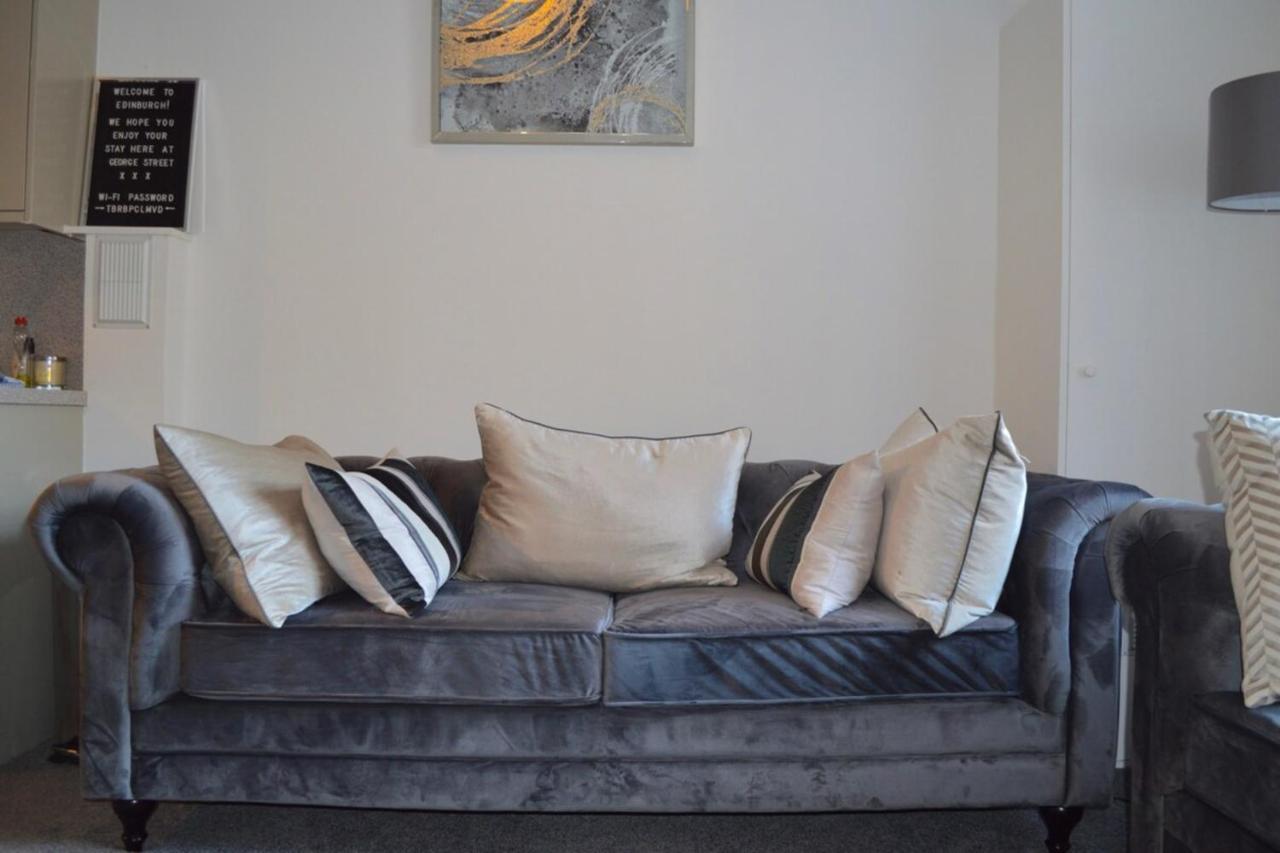 Spacious 3 Bedroom Flat In The Centre Edinburgh