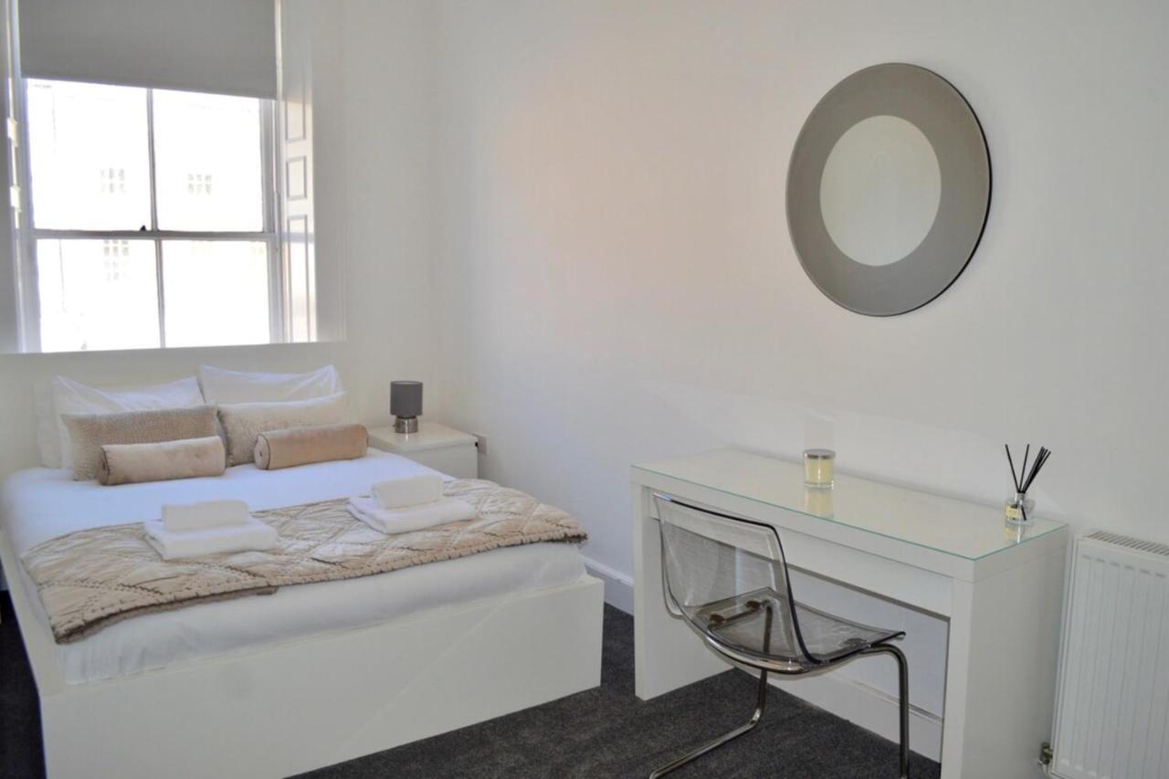 Spacious 3 Bedroom Flat In The Centre
