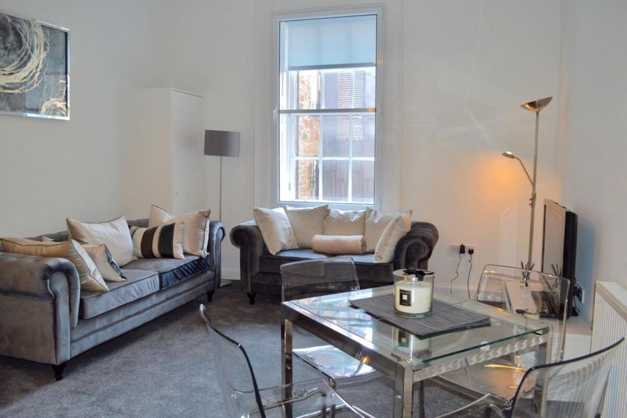 Spacious 3 Bedroom Flat In The Centre