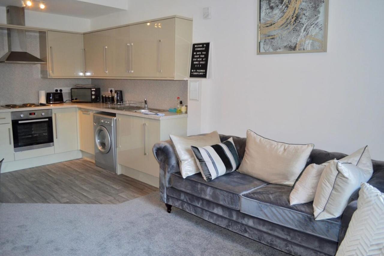 Spacious 3 Bedroom Flat In The Centre