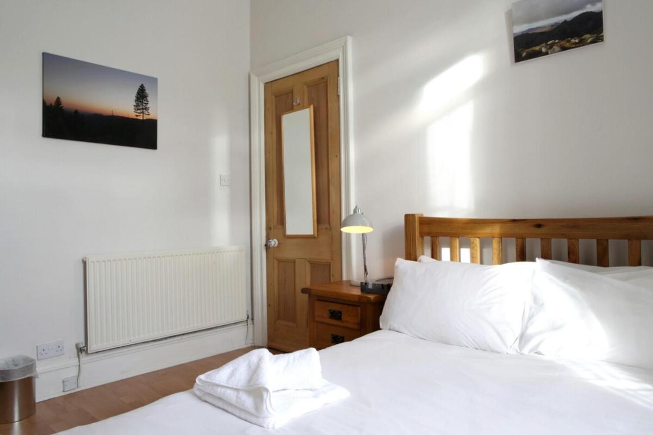 And Spacious 2 Bedroom Flat With Garden