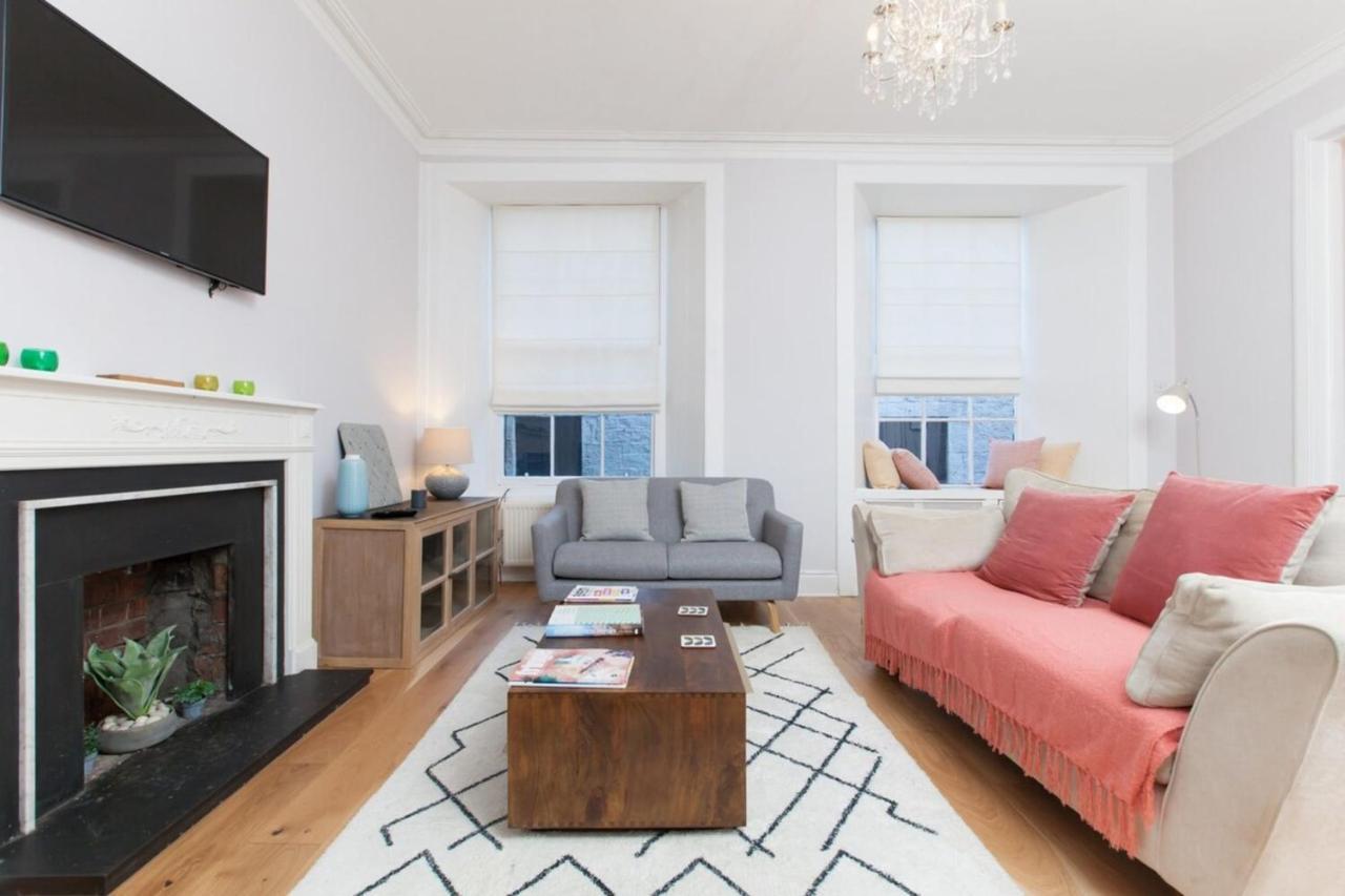 Beautifully Modernised New Town Apartment *