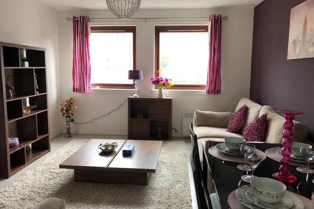 Beautiful Self-catering 2 Bed With Free Parking 10 Minutes To Centre Apartment *