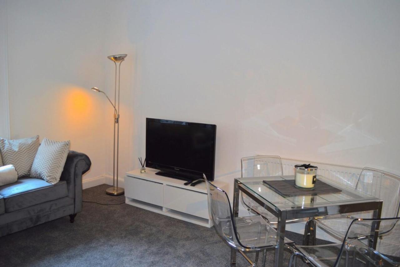 Spacious 3 Bedroom Flat In The Centre Apartment